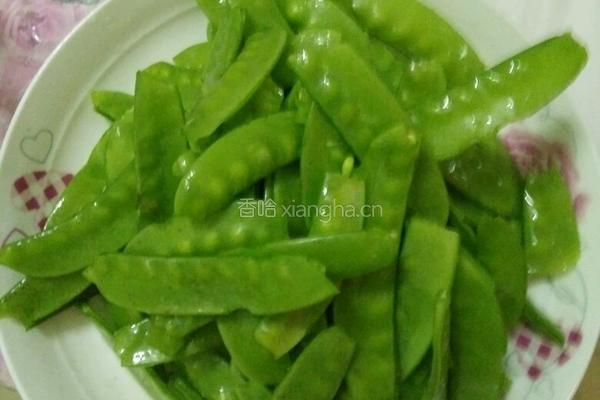 荷兰豆炒腊肠的做法图解2