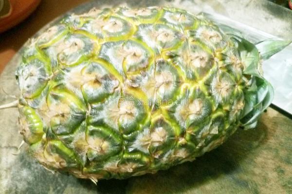 清炒菠萝的做法图解1