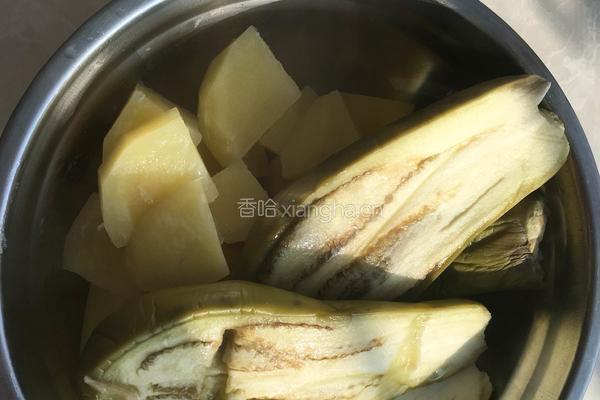 土豆烩大茄子的做法图解1