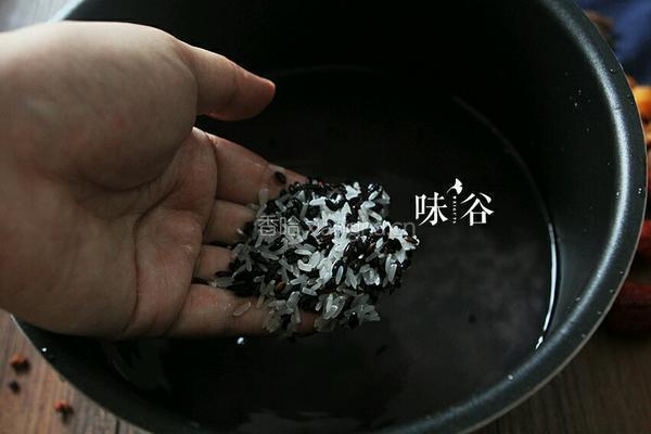 红枣桂圆黑米粥的做法图解2