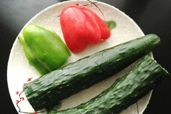 黄瓜炒肉的做法图解2