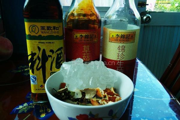 秘制卤鸡脖的做法图解1