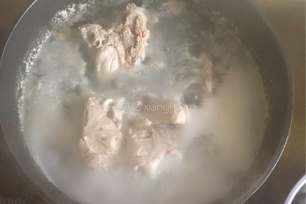 玉米脊骨汤的做法图解1