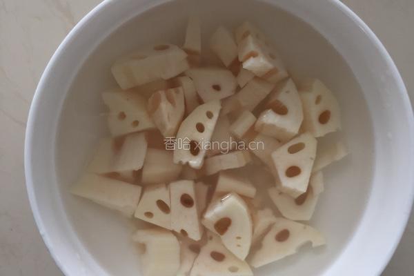 糖醋藕丁的做法图解1