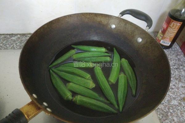 鸡蛋豆干炒秋葵的做法图解1