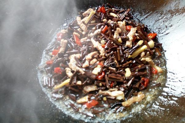 干蕨菜炒肉丝的做法图解13