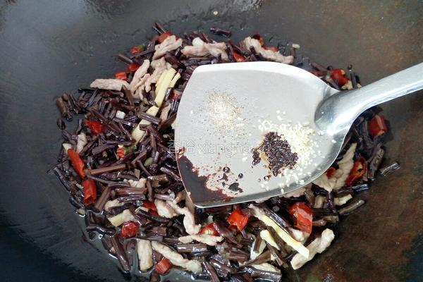 干蕨菜炒肉丝的做法图解14