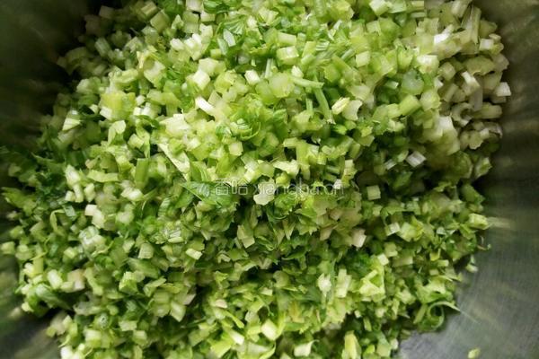 猪肉芹菜馅饺子的做法图解1