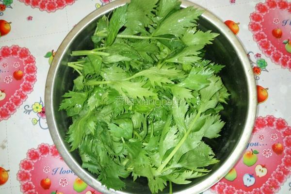 凉拌芹菜叶的做法图解1