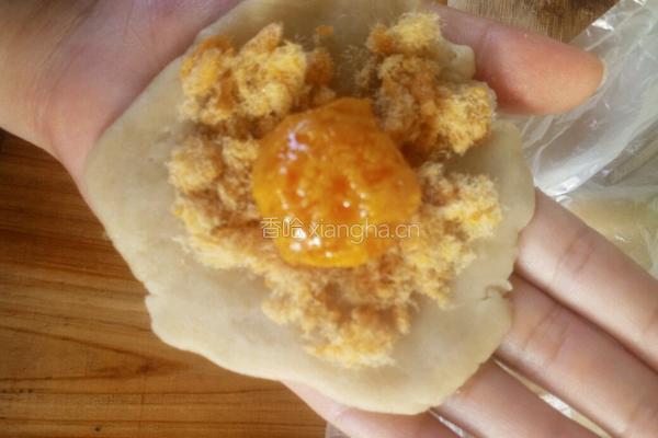 肉松蛋黄酥的做法图解6