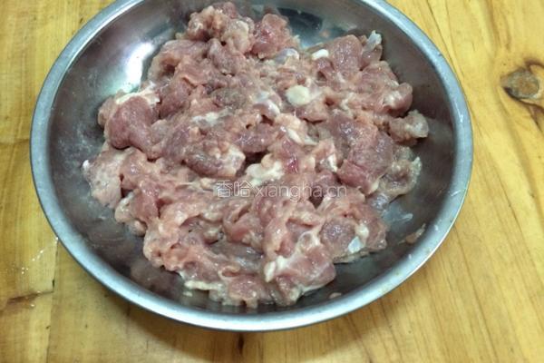 海鲜菇炒瘦肉的做法图解2