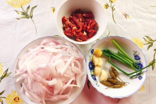 洋葱炒牛肉的做法图解1