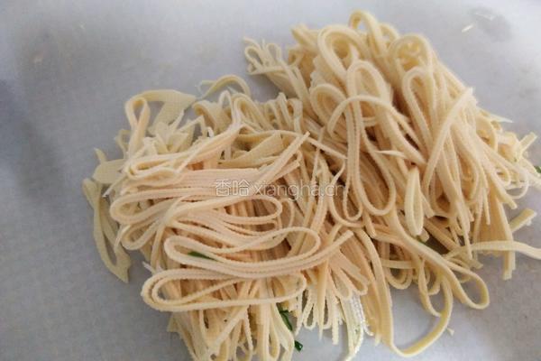 凉拌黄瓜干豆腐丝的做法图解1