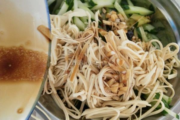 凉拌黄瓜干豆腐丝的做法图解4