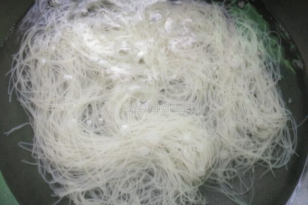 番茄鸡蛋米线的做法图解3