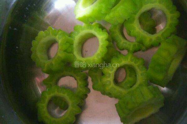 苦瓜紫甘蓝的做法图解4