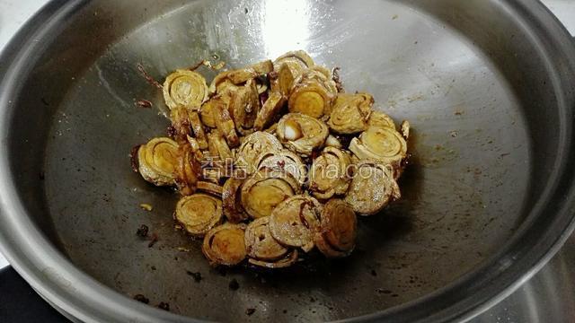 加入六月香酱油、醋、盐、白胡椒粉、少量白糖，翻炒均匀。（此时开小火）