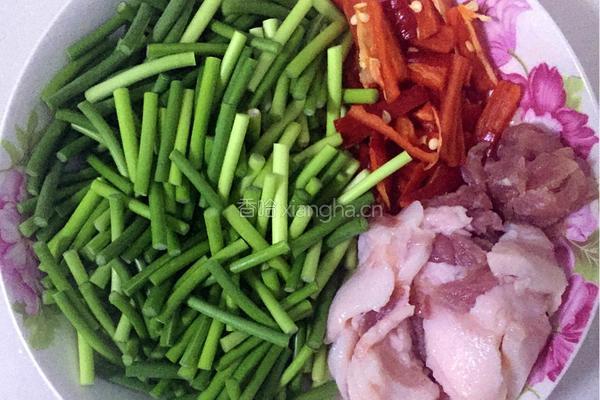 蒜苗炒肉的做法图解1