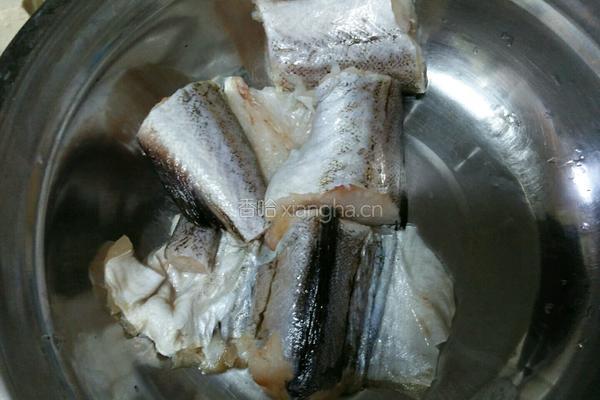 鳕鱼炖豆腐的做法图解1