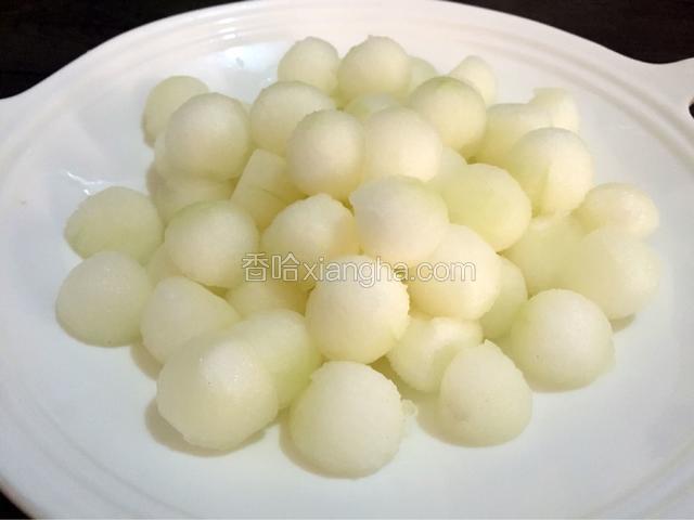 冬瓜去皮洗净挖成小球备用
