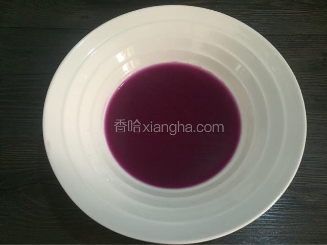 或者直接加入料理机打出汁
过滤出汁液，加入白醋，白糖搅拌均匀，就变成美丽的玫红色啦
