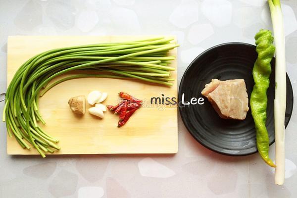 蒜薹炒肉丝的做法图解1