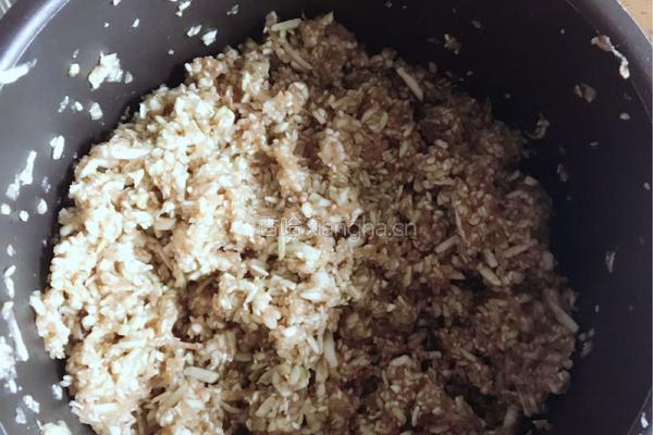 茄子肉饺子的做法图解1