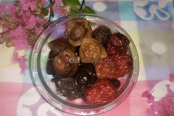清炖乳鸽汤的做法图解2