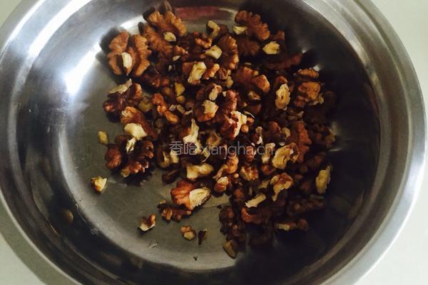 芹菜炒核桃仁的做法图解1