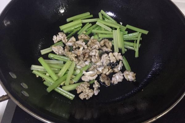 芹菜炒核桃仁的做法图解8