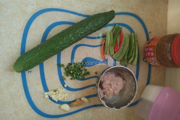 青瓜椒炒瘦肉的做法图解1