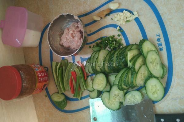 青瓜椒炒瘦肉的做法图解3