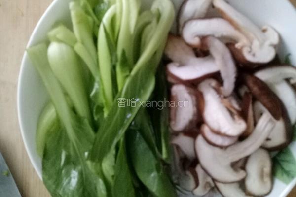 鸡汤蔬菜香菇面的做法图解1