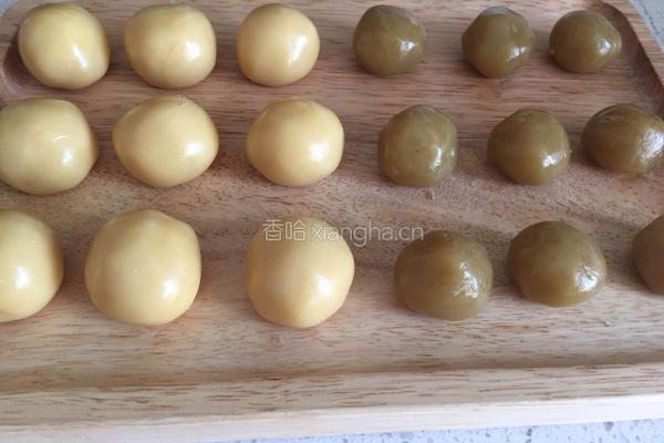 莲蓉蛋黄月饼的做法图解11