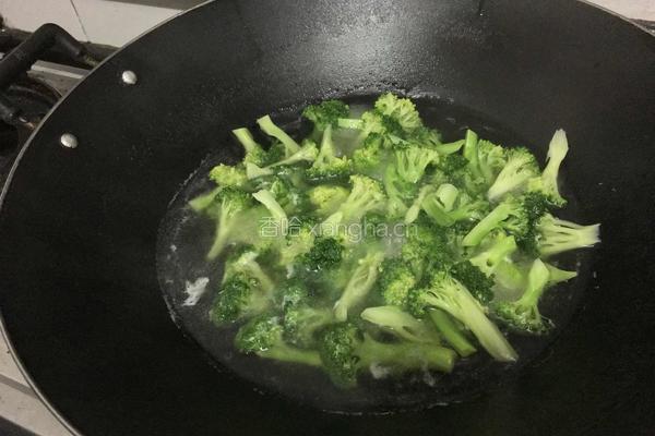 浇肉西兰花的做法图解1