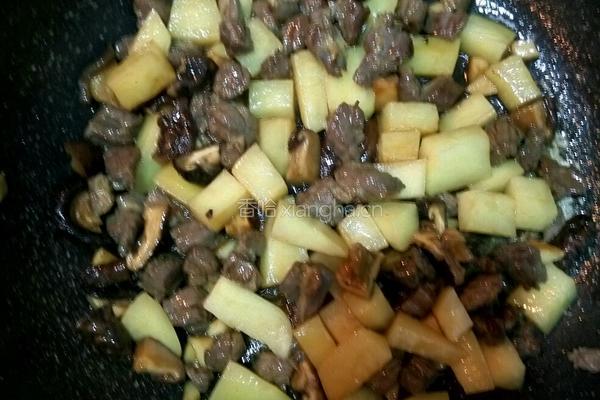 牛肉土豆香菇饭的做法图解2