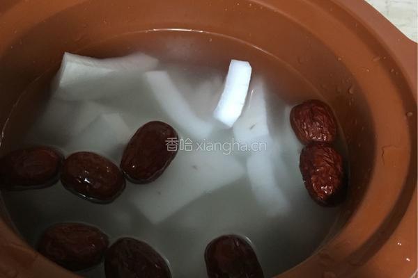 椰子红枣枸杞乌鸡汤的做法图解2