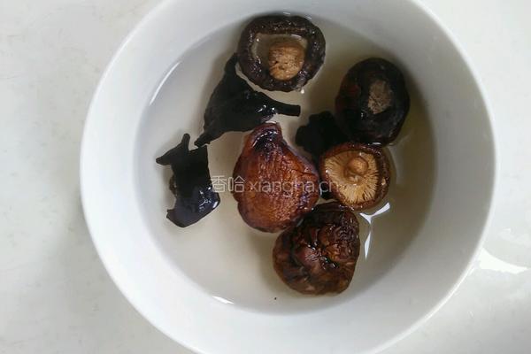 香菇腊肠饭的做法图解1