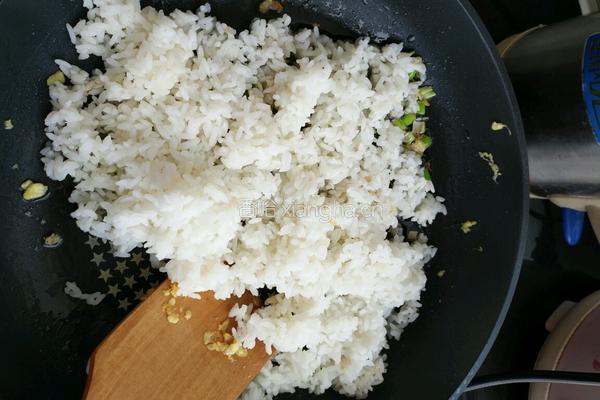 鸡蛋虾仁火腿炒饭的做法图解9