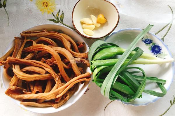 蒜苗炒鸭郡把的做法图解1
