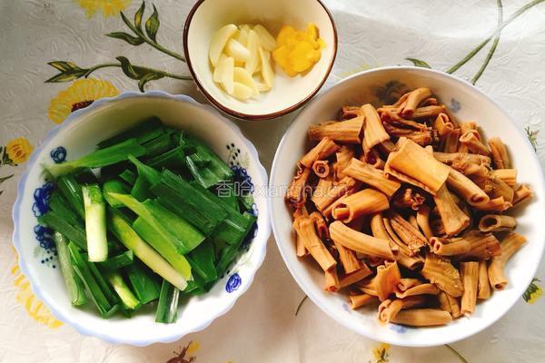 蒜苗炒鸭郡把的做法图解2