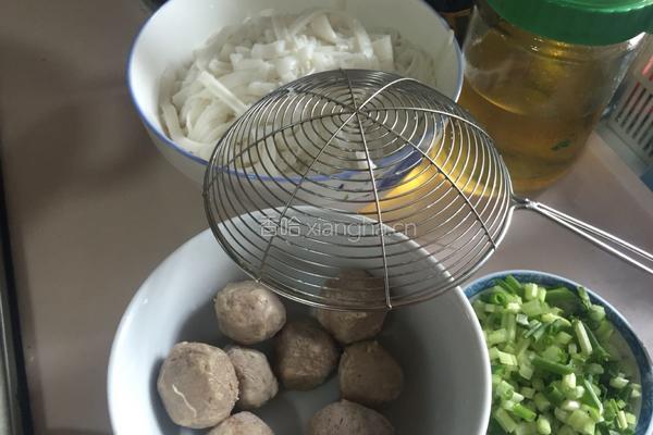 牛肉丸粿条汤的做法图解1