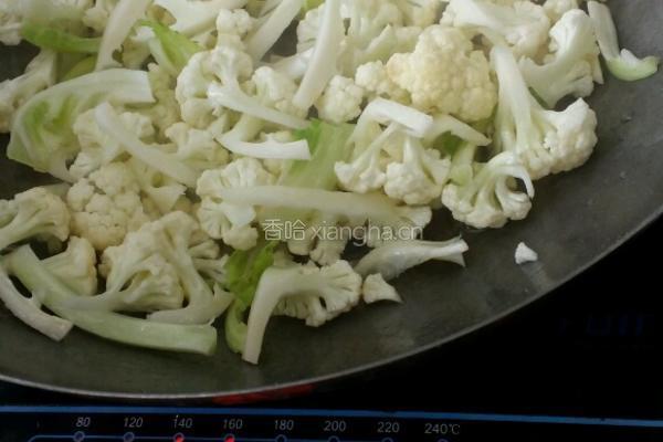清炒菜花的做法图解2