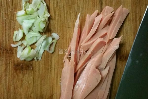 酸黄瓜炒火腿的做法图解1
