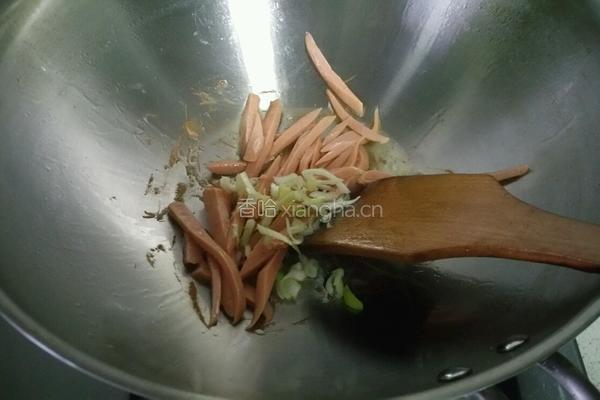 酸黄瓜炒火腿的做法图解3