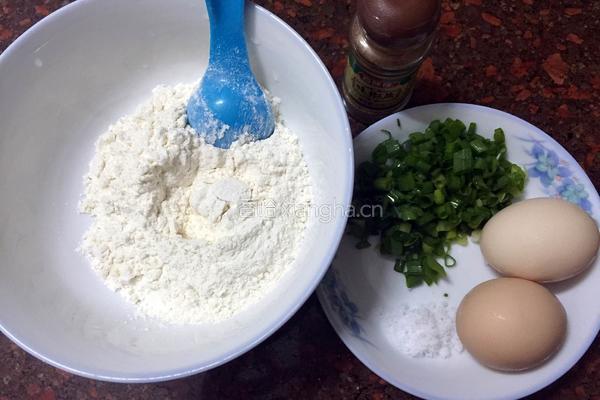 鸡蛋葱油饼的做法图解1
