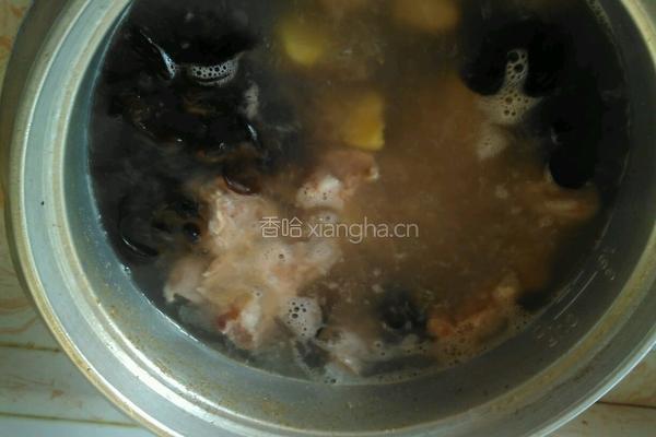 木耳菱角玉米骨头汤的做法图解8