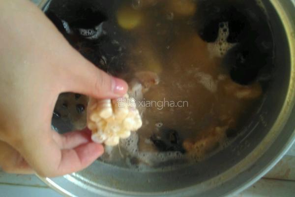 木耳菱角玉米骨头汤的做法图解9