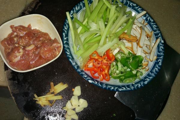 芹菜香干炒肉丝的做法图解1
