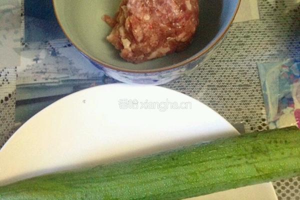 丝瓜塞肉的做法图解1
